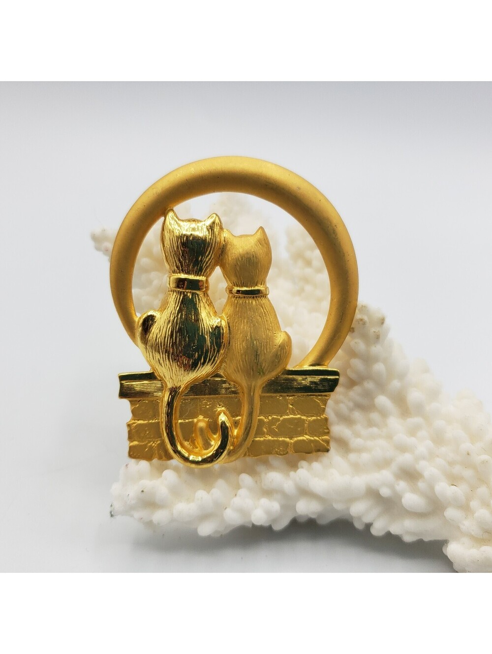 JJ Jonette Brooch Cat Lovers in Moon Silhouette Brick Wall Gold Tone Kittens